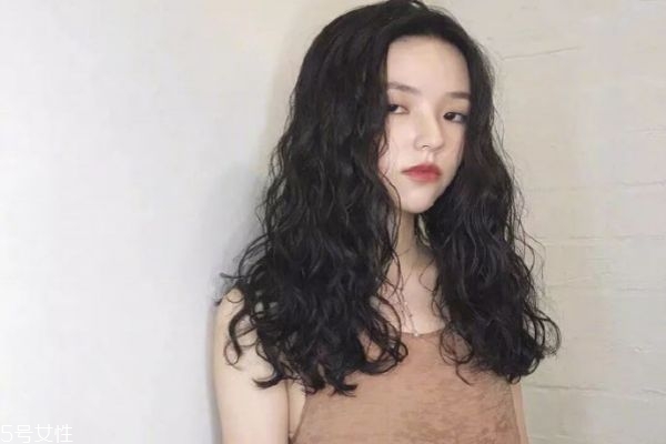 羊毛卷怎樣才不顯老氣 羊毛卷適合什么顏色 羊毛卷怎樣才不顯老氣 羊毛卷適合什么顏色