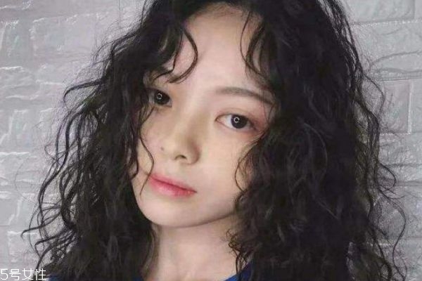 羊毛卷怎樣才不顯老氣 羊毛卷適合什么顏色 羊毛卷怎樣才不顯老氣 羊毛卷適合什么顏色