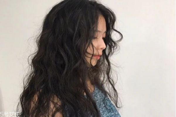 羊毛卷怎樣才不顯老氣 羊毛卷適合什么顏色 羊毛卷怎樣才不顯老氣 羊毛卷適合什么顏色