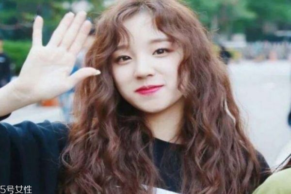 羊毛卷怎樣才不顯老氣 羊毛卷適合什么顏色 羊毛卷怎樣才不顯老氣 羊毛卷適合什么顏色