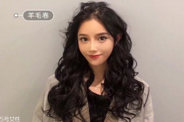 羊毛卷怎樣才不顯老氣 羊毛卷適合什么顏色 羊毛卷怎樣才不顯老氣 羊毛卷適合什么顏色