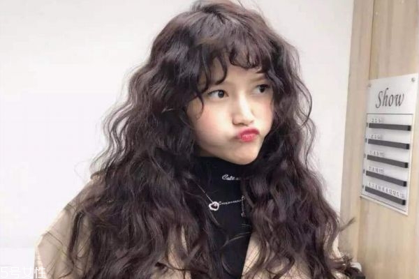 羊毛卷怎樣才不顯老氣 羊毛卷適合什么顏色 羊毛卷怎樣才不顯老氣 羊毛卷適合什么顏色