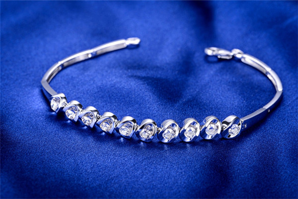 挑選鉆石手鏈的注意事項 鉆石手鏈價格與什么有關 挑選鉆石手鏈的注意事項 鉆石手鏈價格與什么有關