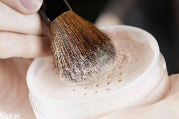 散粉怎么使用 散粉的使用技巧 散粉怎么使用 散粉的使用技巧