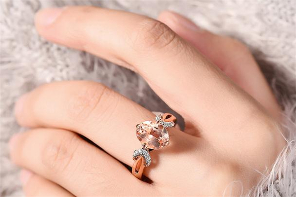 enzo和周生生哪個(gè)好 enzo和周生生品牌對(duì)比 enzo和周生生哪個(gè)好 enzo和周生生品牌對(duì)比