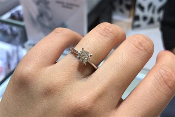 enzo和周生生哪個(gè)好 enzo和周生生品牌對(duì)比 enzo和周生生哪個(gè)好 enzo和周生生品牌對(duì)比