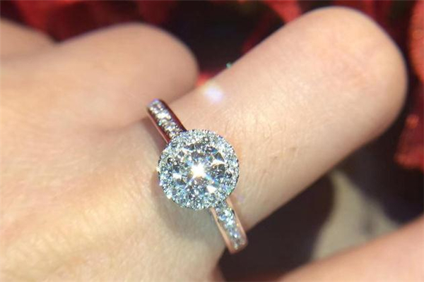 鉆戒群鑲好還是單獨(dú)一顆好 群鑲鉆戒為什么價(jià)格比較低 鉆戒群鑲好還是單獨(dú)一顆好 群鑲鉆戒為什么價(jià)格比較低