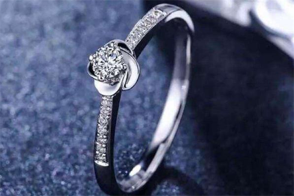鉆戒群鑲好還是單獨(dú)一顆好 群鑲鉆戒為什么價(jià)格比較低 鉆戒群鑲好還是單獨(dú)一顆好 群鑲鉆戒為什么價(jià)格比較低