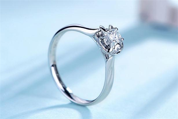 鉆戒有熒光好還是無熒光好 鉆戒有熒光是什么意思 鉆戒有熒光好還是無熒光好 鉆戒有熒光是什么意思