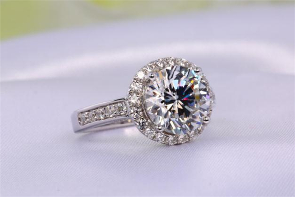 鉆戒有熒光好還是無熒光好 鉆戒有熒光是什么意思 鉆戒有熒光好還是無熒光好 鉆戒有熒光是什么意思