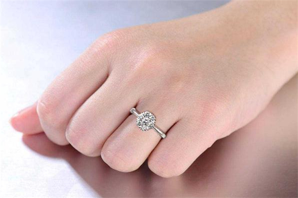 鉆戒有熒光好還是無熒光好 鉆戒有熒光是什么意思 鉆戒有熒光好還是無熒光好 鉆戒有熒光是什么意思