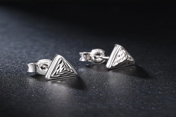 鉑金耳釘和k金耳釘哪個(gè)好 怎么挑選男士耳釘 鉑金耳釘和k金耳釘哪個(gè)好 怎么挑選男士耳釘