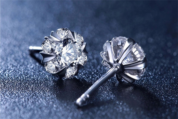 耳釘?shù)牟馁|(zhì)要怎么選 選擇耳釘要看品牌嗎 耳釘?shù)牟馁|(zhì)要怎么選 選擇耳釘要看品牌嗎