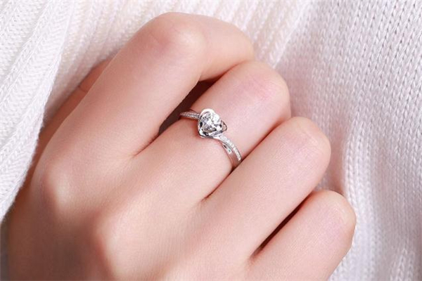 訂婚戒指斷了預(yù)示著什么 訂婚戒指斷了怎么處理 訂婚戒指斷了預(yù)示著什么 訂婚戒指斷了怎么處理