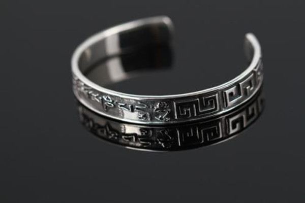 銀手鐲價格一般多少 銀手鐲帶哪只手好 銀手鐲價格一般多少 銀手鐲帶哪只手好