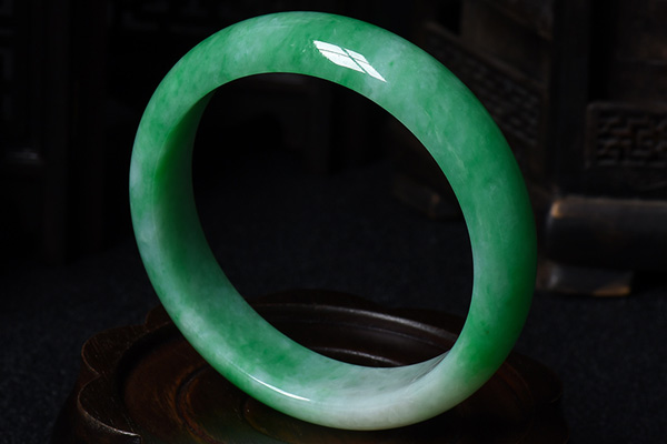 翡翠玉鐲如何按年齡佩戴 網(wǎng)購的翡翠玉鐲可信嗎 翡翠玉鐲如何按年齡佩戴 網(wǎng)購的翡翠玉鐲可信嗎