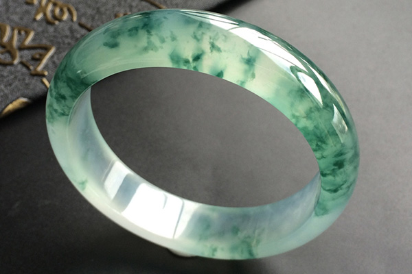 翡翠玉鐲如何按年齡佩戴 網(wǎng)購的翡翠玉鐲可信嗎 翡翠玉鐲如何按年齡佩戴 網(wǎng)購的翡翠玉鐲可信嗎