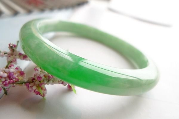 如何挑選適合自己的玉手鐲 佩戴玉手鐲的好處 如何挑選適合自己的玉手鐲 佩戴玉手鐲的好處