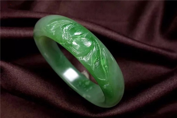 如何挑選適合自己的玉手鐲 佩戴玉手鐲的好處 如何挑選適合自己的玉手鐲 佩戴玉手鐲的好處