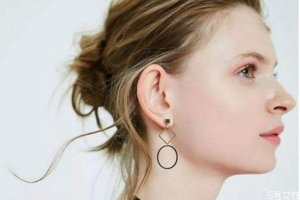 什么耳環(huán)容易變形呢 怎么保養(yǎng)耳環(huán)呢 什么耳環(huán)容易變形呢 怎么保養(yǎng)耳環(huán)呢