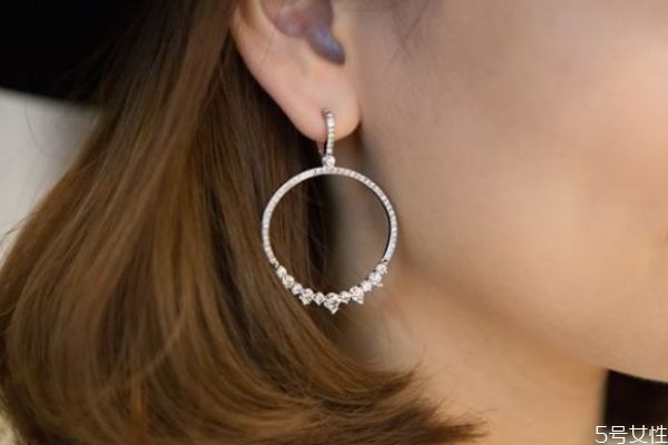 什么耳環(huán)容易變形呢 怎么保養(yǎng)耳環(huán)呢 什么耳環(huán)容易變形呢 怎么保養(yǎng)耳環(huán)呢