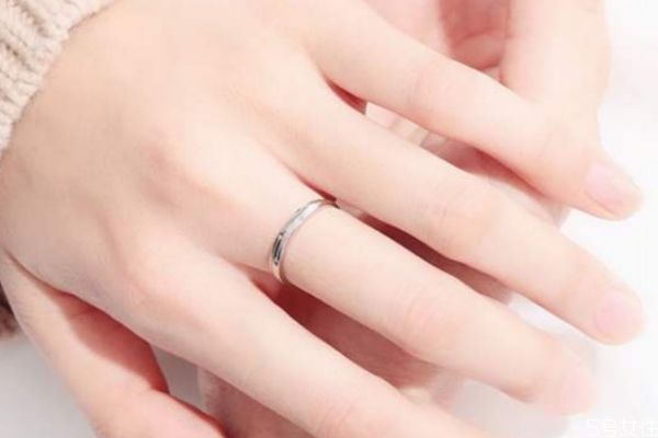 婚戒一般選擇什么材質(zhì)的呢 婚戒一般的價格是多少呢 婚戒一般選擇什么材質(zhì)的呢 婚戒一般的價格是多少呢