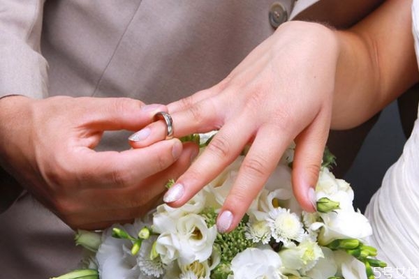 婚戒一般選擇什么材質(zhì)的呢 婚戒一般的價格是多少呢 婚戒一般選擇什么材質(zhì)的呢 婚戒一般的價格是多少呢