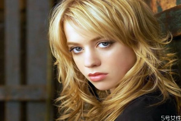 為什么鼻縫哪里老是能擠出白色的東西呢 為什么鼻縫哪里老是能擠出白色的東西呢