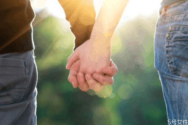 第一次約會如何牽手才不會被拒絕 約會中怎么牽手自然 第一次約會如何牽手才不會被拒絕 約會中怎么牽手自然