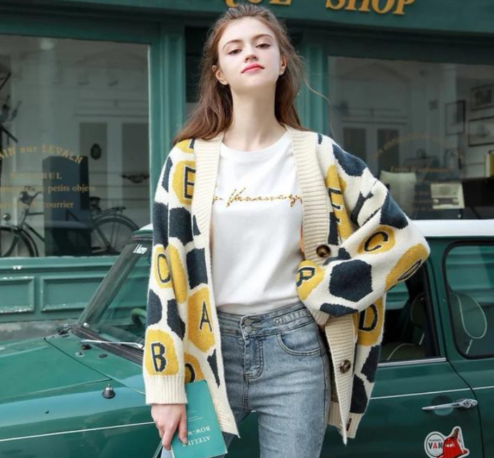 開衫毛衣里面搭配什么比較好 開衫毛衣里面搭配什么比較好