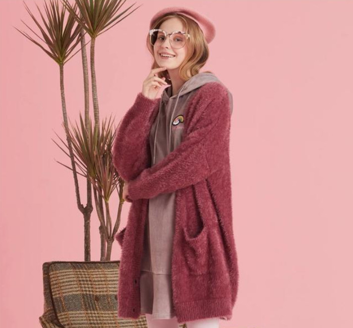 開衫毛衣里面搭配什么比較好 開衫毛衣里面搭配什么比較好