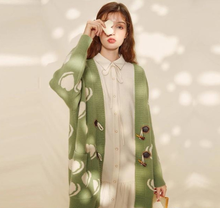 開衫毛衣里面搭配什么比較好 開衫毛衣里面搭配什么比較好