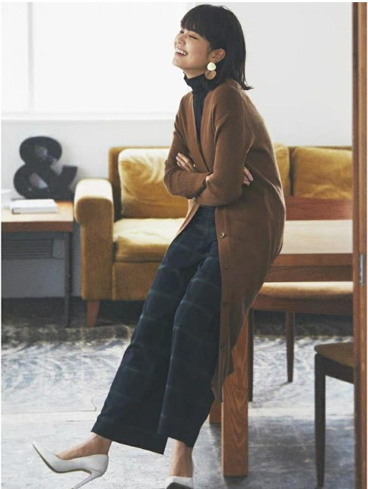 細(xì)針腳和粗針腳開(kāi)衫毛衣里面搭配什么好看 細(xì)針腳和粗針腳開(kāi)衫毛衣里面搭配什么好看