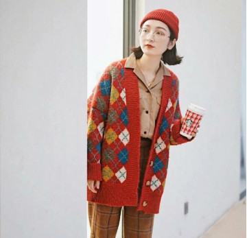 細(xì)針腳和粗針腳開(kāi)衫毛衣里面搭配什么好看 細(xì)針腳和粗針腳開(kāi)衫毛衣里面搭配什么好看