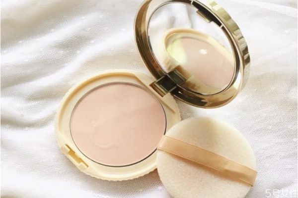 干性皮膚怎么選擇粉餅 散粉和粉餅的區(qū)別是什么 干性皮膚怎么選擇粉餅 散粉和粉餅的區(qū)別是什么