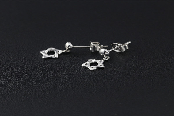 怎樣讓鉑金耳環(huán)更有光澤 送女孩鉑金耳環(huán)要注意什么 怎樣讓鉑金耳環(huán)更有光澤 送女孩鉑金耳環(huán)要注意什么