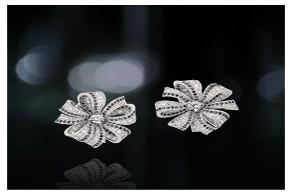 鉑金耳釘怎么保存 戴鉑金耳環(huán)要注意什么