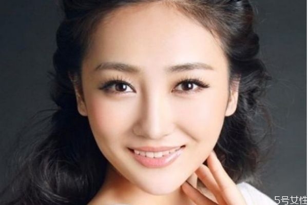 下巴上長(zhǎng)粉刺應(yīng)該怎么辦呢 為什么下巴上會(huì)長(zhǎng)粉刺呢