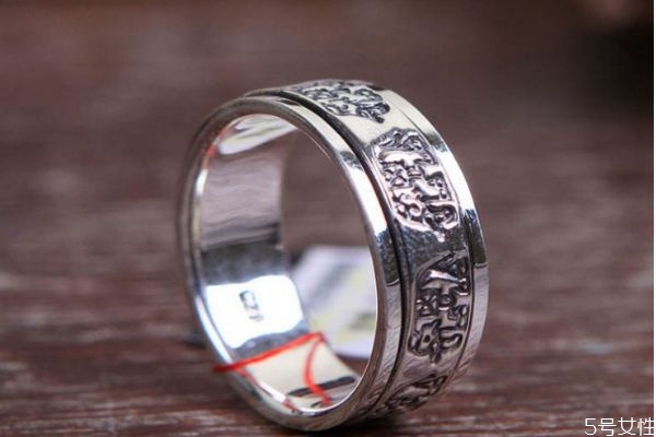 銀手鐲為什么長時(shí)間戴會(huì)變黑呢 銀子為什么會(huì)黑呢 銀手鐲為什么長時(shí)間戴會(huì)變黑呢 銀子為什么會(huì)黑呢