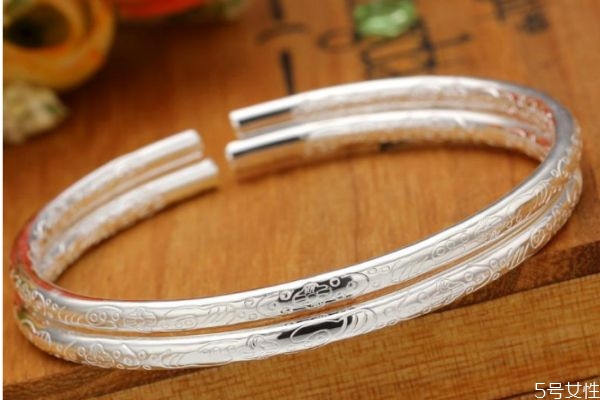銀手鐲為什么長時(shí)間戴會(huì)變黑呢 銀子為什么會(huì)黑呢 銀手鐲為什么長時(shí)間戴會(huì)變黑呢 銀子為什么會(huì)黑呢
