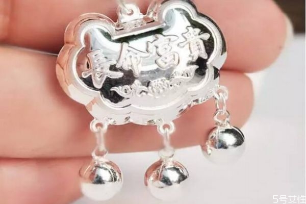 嬰兒戴銀飾好嗎 嬰兒戴銀飾有什么危害呢 嬰兒戴銀飾好嗎 嬰兒戴銀飾有什么危害呢