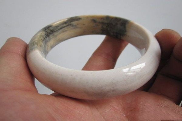 樹化玉手鐲多少錢 樹化玉手鐲價格受什么影響 樹化玉手鐲多少錢 樹化玉手鐲價格受什么影響