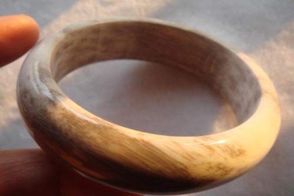 樹化玉手鐲多少錢 樹化玉手鐲價格受什么影響 樹化玉手鐲多少錢 樹化玉手鐲價格受什么影響