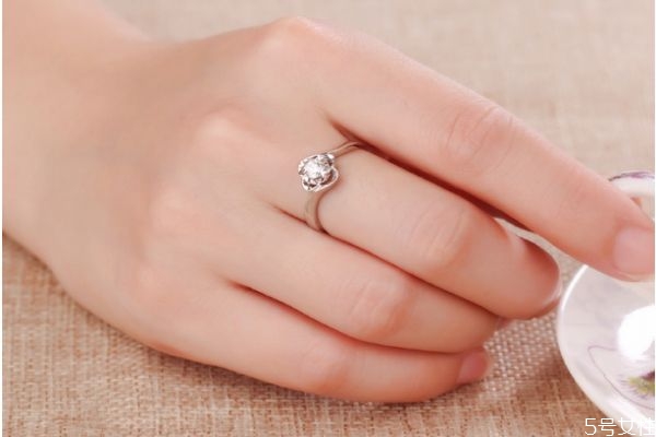 鉑金和白金有什么區(qū)別呢 鉑金的價(jià)格貴嗎 鉑金和白金有什么區(qū)別呢 鉑金的價(jià)格貴嗎