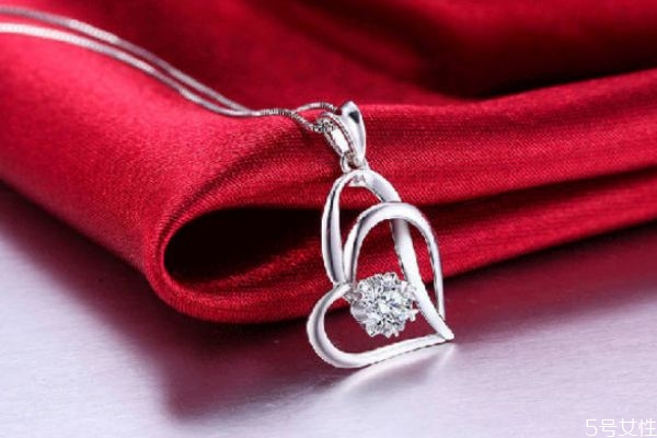 鉑金和白金有什么區(qū)別呢 鉑金的價(jià)格貴嗎 鉑金和白金有什么區(qū)別呢 鉑金的價(jià)格貴嗎