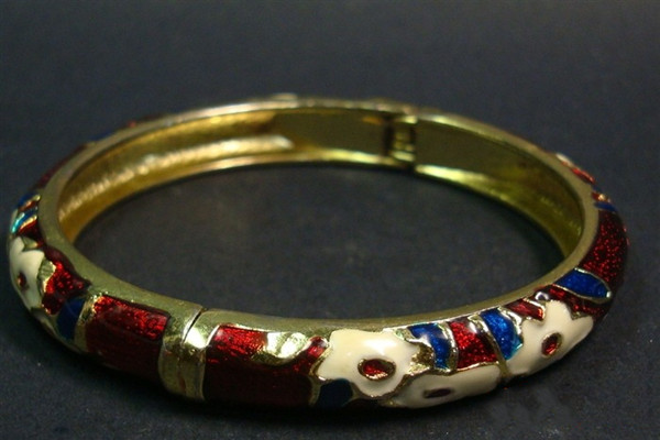 琺瑯手鐲多少錢為宜 琺瑯手鐲價(jià)格的決定因素 琺瑯手鐲多少錢為宜 琺瑯手鐲價(jià)格的決定因素