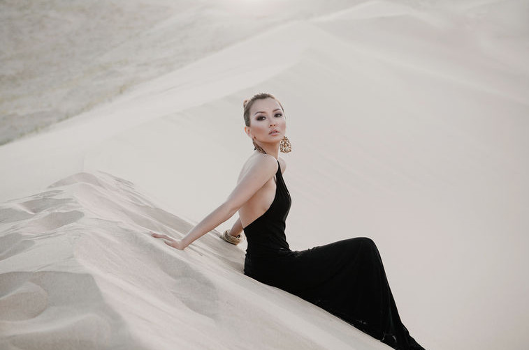 黑衣服配什么顏色的鞋子 一身黑色配什么顏色的鞋 黑衣服配什么顏色的鞋子 一身黑色配什么顏色的鞋