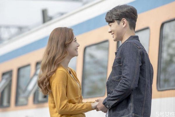 如何真誠(chéng)的贊美夸獎(jiǎng)女生 贊美女人的話(huà)怎么說(shuō)才真誠(chéng)