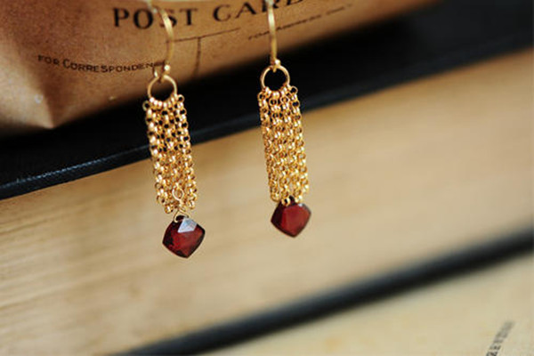 耳墜色彩怎么搭配 耳墜與服裝怎么搭配