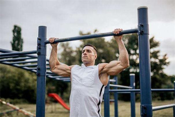 單杠拉不上去怎么練 單杠引體向上訓(xùn)練方法 單杠拉不上去怎么練 單杠引體向上訓(xùn)練方法